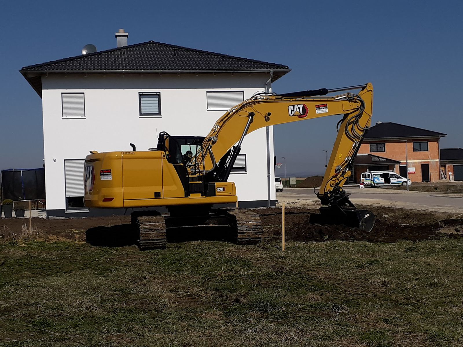 CAT-Kettenbagger von Weiß Kurt Erdbau beim Aushub vor einem Neubau