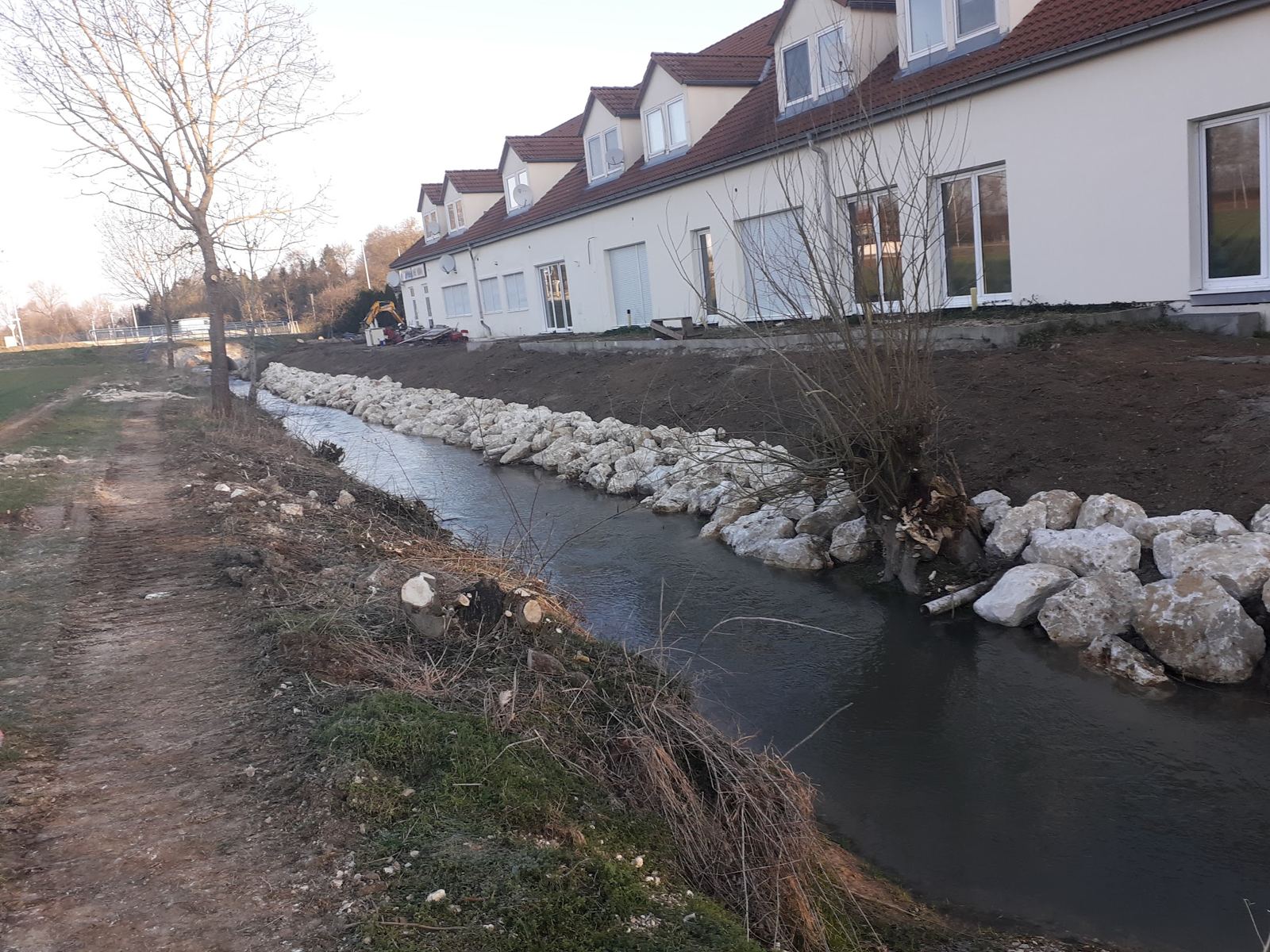 Bachufer mit Wasserbausteinen befestigt